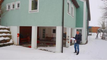 Bild: bsc
Ein weiteres Mal wird der Kindergarten Friedenfels erweitert. Bürgermeister Oskar Schuster (Bild) stellte den Gemeinderäten den Planentwurf vor. Die auffälligste Baumaßnahme betrifft den überdachten Außenbereich (links).