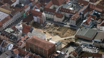Bild: Bernd Georgi
Mitten in der Amberger Altstadt klafft eine Baulücke - das Bürgerspitalgelände. Über die weitere Nutzung wird gestritten, obwohl es bereits Verträge dafür gibt. In dem großen Gebäude im Vordergrund befindet sich die städtische Wirtschaftsschule.