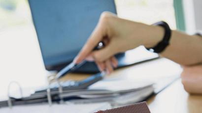 Bild:  Christin Klose/dpa
Wer eine Immobilie finanzieren will, findet derzeit mehrere günstige Kreditangebote mit langer Zinsbindung.