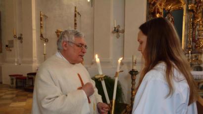 Archivbild: amö
Einzelsegnung ohne Mundschutz, das war einmal. In Corona-Zeiten gibt es einen Gemeinschaftssegen.