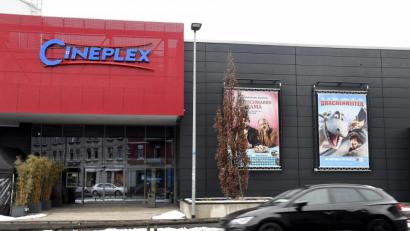 Bild: Petra Hartl 
Plakate vor dem Cineplex werben für Filme. Nur: Wann das Kino wieder öffnet, ist derzeit ungewiss.
