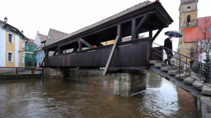 Bild: Wolfgang Steinbacher
Noch ist die Vils nicht über die Ufer getreten. Aber der Pegel steigt. Meldestufe 1 von 4 wurde am Freitag um 14 Uhr erreicht.