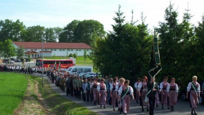 Archivbild: Sportschützen Kastl/exb
Mindestens so groß wie die Standeinweihung 2003 (im Bild der Festzug) wollen die Kastler Sportschützen dann halt im nächsten Jahr ihr 100-jähriges Bestehen feiern. Ob zumindest das klappt, steht auch noch in den Sternen.