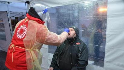 Bild: dob
Coronatest im mobilen Zentrum an der Grenze Waidhaus: Carlo Bilic nimmt den Abstrich aus dem Nasen- und Rachenraum der ankommenden Testpersonen.