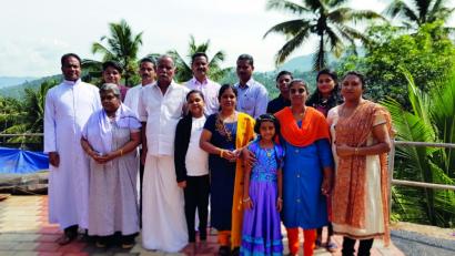 Bild: Verlag Franitza
Pfarrer Saju Thomas (links) mit seinen Eltern, Brüdern und weiteren Familienangehörigen in seinem Heimatort Murickassery im indischen Bundesstaat Kerala.