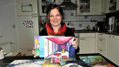 Bild: ubb
Die sogenannten "Gefühlskarten" hat die Kunsttherapeutin Nadine Rösch selbst gemalt und entwickelt. Ihre kleinen und großen Klienten dürfen sich während einer Therapiestunde Karten aussuchen und ihre aktuellen Gefühle hineininterpretieren.