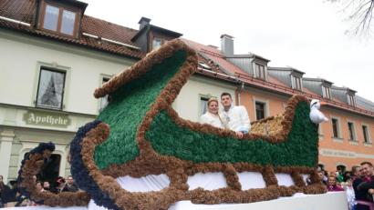 Archivbild: bey
Im Mittelpunkt des Pleysteiner Faschingszugs steht immer Prinzenwagen, gefertigt aus weit über 10.000 gefalteten Papierservietten.