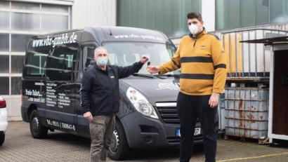 Bild: Julian Stratenschulte/dpa
Jannik Könecke (r.) und Jörg Vespermann, Fahrlehrer und Geschäftsführer Berufskraftfahrer-Akademie-Nord GmbH, stehen vor einem für große Fahrschüler umgebauten Fahrzeug.