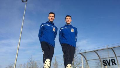 Bild: roa
Die Fußball-Zwillinge Tim und Leon (von links) sind 15 Jahre alt und haben Schuhgröße 50. Die Suche nach Hallenschuhen für das Fußballtraining bringt ihre Mutter Sabine Schreiner an den Rand der Verzweiflung.