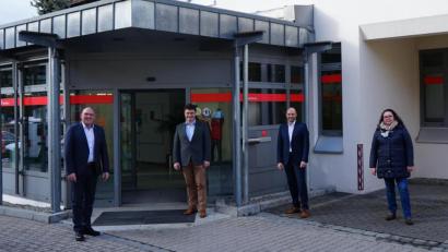 Bild: abi
Der Vertrag ist unter Dach und Fach: Die Brander Sparkassenfiliale gehört nun der Stadt Marktredwitz und wird noch heuer in ein Bürgerhaus umgewidmet. Darüber freuen sich (von links) Oliver Weigel, Andreas Pöhlmann, Markus Reichel und Maria-Magdalena Stöckert.