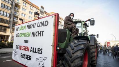 Bild: Fabian Sommer
Ein Landwirt demonstriert mit einem Banner mit der Aufschrift "Sie säen nicht und ernten nicht, aber sie wissen alles besser" auf seinem Traktor vor dem Bundeslandwirtschaftsministerium unter anderem für höhere Preise für Agrarprodukte und weniger Regulierung.