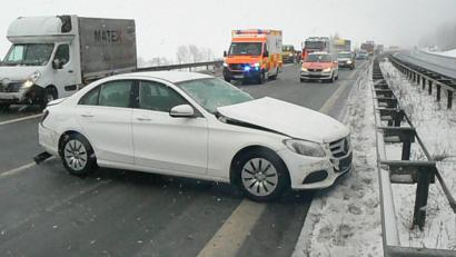 Bild: dob
Vorder- und Rückseite des Mercedes wurden durch den Schleudervorgang erheblich beschädigt. Laut Polizei dürfte sich der Schaden auf mindestens 10 000 Euro belaufen. Der Fahrer hatte Glück und blieb augenscheinlich unverletzt.