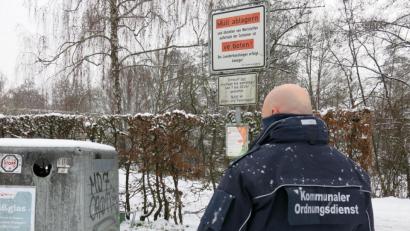 Bild: Julia Rösch
Alfred Ligensa ist für den Kommunalen Ordnungsdienst im Einsatz. An 37 Standorten kontrollieren er und seine Kollegen die Müll-Container. Zehn Christbaum-Sünder haben sie bereits erwischt.