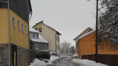 Bild: frd
Die Ortsdurchfahrt der Kreisstraße SAD 43 innerhalb von Fuchsberg. Die Verhältnisse lassen den Bau eines Gehweges nicht zu.