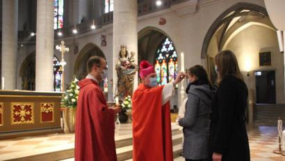 Bild: ads
Die Pfarrei St. Martin war die einzige Pfarrei in Amberg, die heuer Firmung feierte. Weihbischof Dr. Roland Batz spendete den jungen Christen das Sakrament. der Firmung.