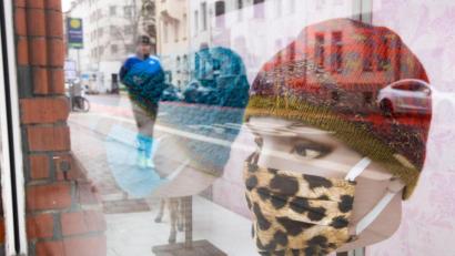 Bild: Julian Stratenschulte
Rund 14.000 Corona-Neuinfektionen binnen eines Tages sind dem Robert Koch-Institut gemeldet worden. Foto: Julian Stratenschulte/dpa