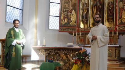 Bild: mfh
Nach dem Sonntagsgottesdienst stellte Pfarrer Saju Thomas der Herz-Jesu-Gemeinde den neuen Pfarrassistenten Johannes Tauer vor.
