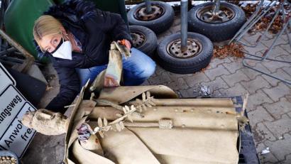 Bild: Thomas Dobler
Gabi Wittleben entdeckte den hl. Nepomuk beschädigt im Bauhof des Marktes. Dort ist er seit einem Unfall gelagert.