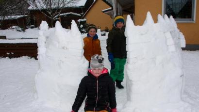 Bild: wro
Die Schneeburg gestalteten Moritz, Miriam und Michael Mayer (von links) in ihrem Garten am Brandweg.