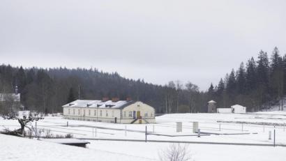Archivbild: Thomas Dashuber/KZ-Gedenkstätte Flossenbürg
2020 besuchten rund 36.400 Menschen die KZ-Gedenkstätte. Dies entspricht einem Rückgang von etwa 60 Prozent im Vergleich zu 2019.