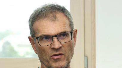 Bild: Petra Hartl
Er hat ein Stück regionale Polizeigeschichte mitgeschrieben: Nach 14 Jahren als Leiter des Kommissariats 1 bei der Amberger Kripo geht der Erste Kriminalhauptkommissar Gerhard Tröster in den Ruhestand.