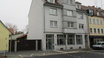 Bild: kgg
Das Commerzbank-Gebäude an der Prinz-Ludwig-Straße gehört inzwischen der Stadt. Bürgermeister Bernd Sommer verrät, dass die Räume im Erdgeschoss bald wieder genutzt werden sollen.