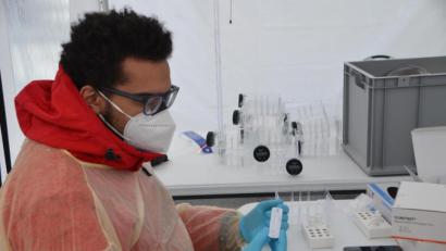 Bild: dob
Seit Samstagvormittag wird an der Corona-Teststation beim Grenzübergang Waidhaus ebenfalls ein Schnelltest verwendet. Die Getesteten erhalten umgehend über ihr Ergebnis Bescheid.