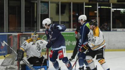 Bild: gb
Wieder Endstation beim Füssener Torwart Benedikt Hötzinger: Die Blue Devils kassierten am Freitagabend gegen den EV Füssen mit 3:4 die sechste Heimniederlage hintereinander.