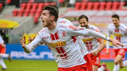 Bild: Armin Weigel/dpa
Ekstase pur: Jahn-Joker Kaan Caliskaner schreit die Freude über seinen Treffer zum 1:1 in der Nachspielzeit gegen den SV Darmstadt raus.