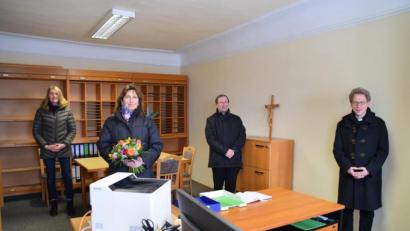 Bild: swo
Renate Scherer-Mende (vorn) ist die neue Pfarrsekretärin in Gebenbach. Es gratulierten Kirchenpflegerin Susanne Lindner (von links), Pfarrvikar Christian Preitschaft und Dekan Christian Schulz.