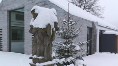 Bild: Portner
Der „doppelte Nepomuk“ vorm Zäch-Haus hat eine weiße Mütze auf. Unter die Haube können hier jetzt auch Paare kommen, nachdem die Stadt der Verwaltungsgemeinschaft das Trauzimmer im Neubau zur Verfügung stellt.