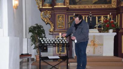 Bild: wku
Gospelchorleiter Thomas Pirner entzündete die erste Kerze am Kerzentisch, den der Gospelchor stiftete.