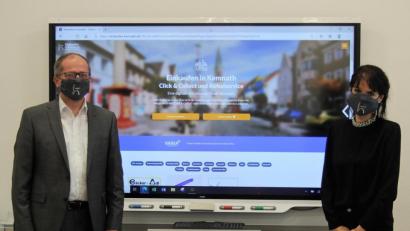Bild: stg
Bürgermeister Roman Schäffler und Stadtmarketing-Mitarbeiterin Romina Passon-Pühl stellten im Rathaus die Internetplattform www.einkaufen-kemnath.de vor.