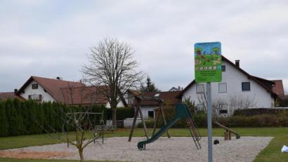 Bild: bnr
Der Kinderspielplatzes in der Von-Rieneck-Straße soll neu gestaltet und mit weiteren Spielgeräten aufgewertet werden. Dafür nimmt die Stadt eine stattliche Summe in die Hand.