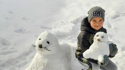 Bild: Realschule im Stiftland/exb
Stolz präsentiert ein Schneekünstler eine Robbenmama und ein Robbenbaby.