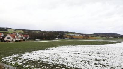 Bild: Petra Hartl
Auf diesem Acker direkt neben dem Postweiher soll die Freiflächen-Photovoltaikanlage entstehen.