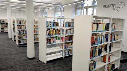 Bild: Stephan Huber
Weiß statt Rot: Die neuen Regale sind schon alle aufgestellt in der Stadtbibliothek.