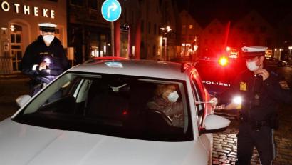 Bild: Gerhard Götz
Wo kommen sie her, wo wollen sie hin? Mit diesen Fragen müssen Autofahrer nachts rechnen, wenn sie in eine Polizeikontrolle geraten.