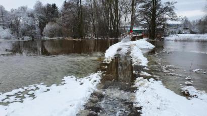 Bild: hmr
Gerade noch begehbar war am Samstag der Holzsteg von der Neualbenreuther Straße zur Stegwiesenstraße.