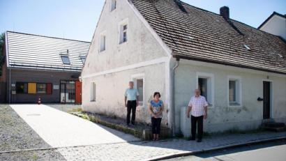 Archivbild: flt
Behindertenbeauftragter Reinhard Schön (rechts) berichtet über viele Besprechungen in Sachen Barrierefreiheit für das Mehrgenerationenhaus. Die Bauarbeiten dafür starteten im Herbst 2020. Mit im Bild: Bürgermeister Lothar Müller und Nachbarschaftshilfe-Leiterin Jutta Frankenhäuser (von links).