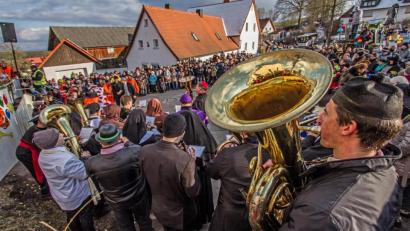 Bild: Bernhard Eckstein/exb
Einen Faschingszug wie in den vergangenen Jahren (im Bild die Veranstaltung 2018) früher wird es dieses Jahr in Münchenreuth nicht geben.