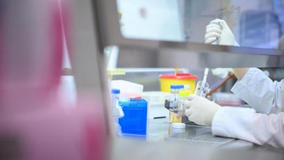 Bild: Sebastian Gollnow
Die Sequenzierung der Coronavirus-Mutationen bedeutet für Labore noch mehr Arbeit.