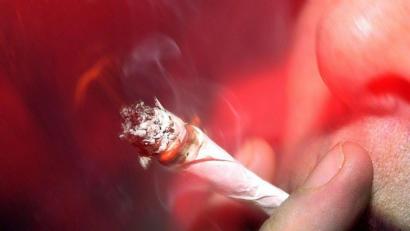 Bild: Torsten Leukert/dpa
Eine Cannabis-Konsument zieht an einem Joint.