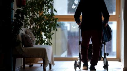 Symbolbild: Sven Hoppe/dpa
Ein Bewohner eines Altenheims geht mit seinem Rollator über einen Flur.