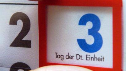 Bild: Peer Grimm/dpa
In diesem Jahr fallen ungewöhnlich viele Feiertage auf ein Wochenende. Unter anderem der Tag der Deutschen Einheit.