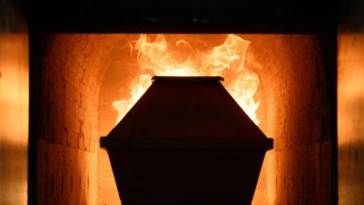 Symbolbild: Sebastian Kahnert/dpa
Ein Sarg fährt in einem Krematorium in den Einäscherungsofen.