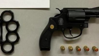 Bild: Verkehrspolizeiinspektion Weiden/exb
Diese Waffen haben Beamte der Verkehrspolizeiinspektion Weiden bei einem Autofahrer aus Hessen sichergestellt.