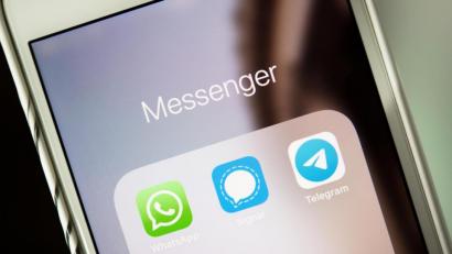 Bild: Catherine Waibel/dpa
Whatsapp, Signal oder Telegram? Die Auswahl an Messengern ist groß. Ihr Nutzwert hängt aber auch davon ab, ob die eigenen Kontakte das jeweilige Programm nutzen - sonst kann man sie darüber nicht erreichen.