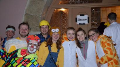 Archivbild: gi
Das Bild zeigt eine Gruppe beim „Naschen Pfinsta“ in Moosbach vor Corona. In diesem Jahr plant der Verein Mühlschleif-Haisl e.V. auf Youtube eine Live-Übertragung.