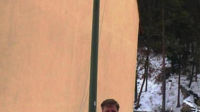 Bild: jp
Bürgermeister Stefan Braun erläutert am Kabelabzweigpunkt in St. Lampert den Umfang und den Verlauf des Kastler Internetnetzes. Die flächendeckende Versorgung mit schnellem Internet ist gerade in Coronazeiten für den Distanzunterricht und das Home Office sehr wichtig.